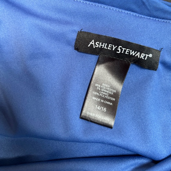 This blouse is in great condition. vibrant blue Xpress. Blouse - Picture 3 of 3